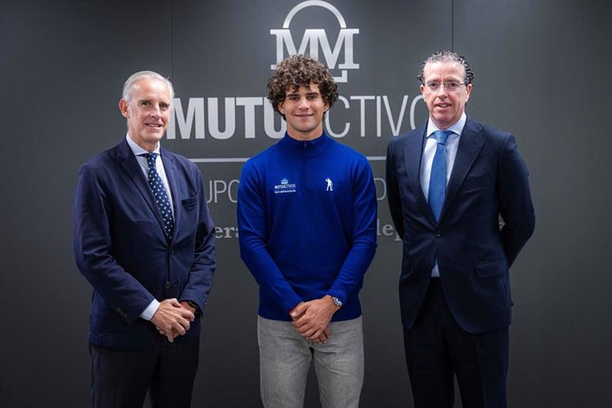 El golfista español Ángel Ayora (centro) junto a Luis Ussía (izda) y Tristán Pasqual del Pobil