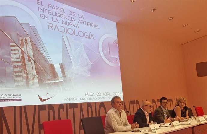 Faustino Arias, jefe de radiología del HUCA; Miguel Rodríguez, gerente del área de Salud II Centro Suroccidente; Hugo Bernardo Fernández, presidente Asociación de Radiólogos del Principado de Asturias; y Yolanda López Mínguez.