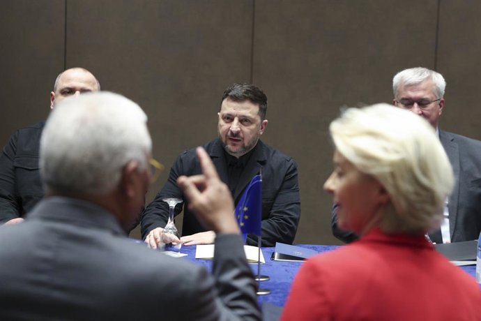 El presidente del Consejo Europeo, António Costa, la presidenta de la Comisión Euorpea, Ursula von der Leyen, en una reunión con el presidente de Ucrania, Volodimir Zelenski, en Nicosia (Chipre)