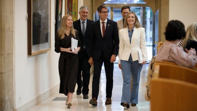 El presidente del Gobierno, Gonzalo Capellán, llegando a Parlamento con la presidenta de la Cámara, Marta Fernández Cornago, y la portavoz del PP, Cristina Maiso