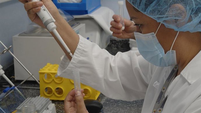 Katherine Flores realizando control de la acidez en la leche materna.