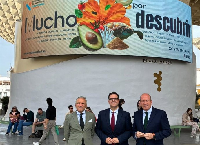 El presidente de la Mancomunidad de Municipios de la Costa Tropical, Rafael Caballero, junto al director general de Turismo del Ayuntamiento de Sevilla, Juan José Domínguez, han presentado este jueves en Sevilla la nueva campaña.