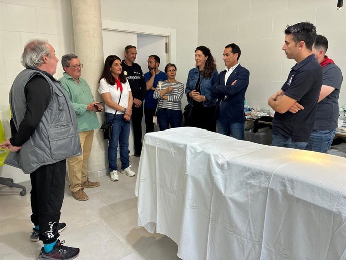 La delegada de la Junta en funciones, Ana Mata (4d), conoce el dispositivo sanitario en Beas de Segura.