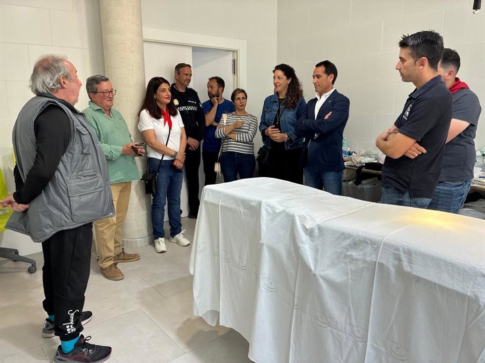 La delegada de la Junta en funciones, Ana Mata (4d), conoce el dispositivo sanitario en Beas de Segura.