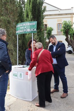 Alicia Moya y Mariano Poyato en una recogida de firmas por la sanidad pública.