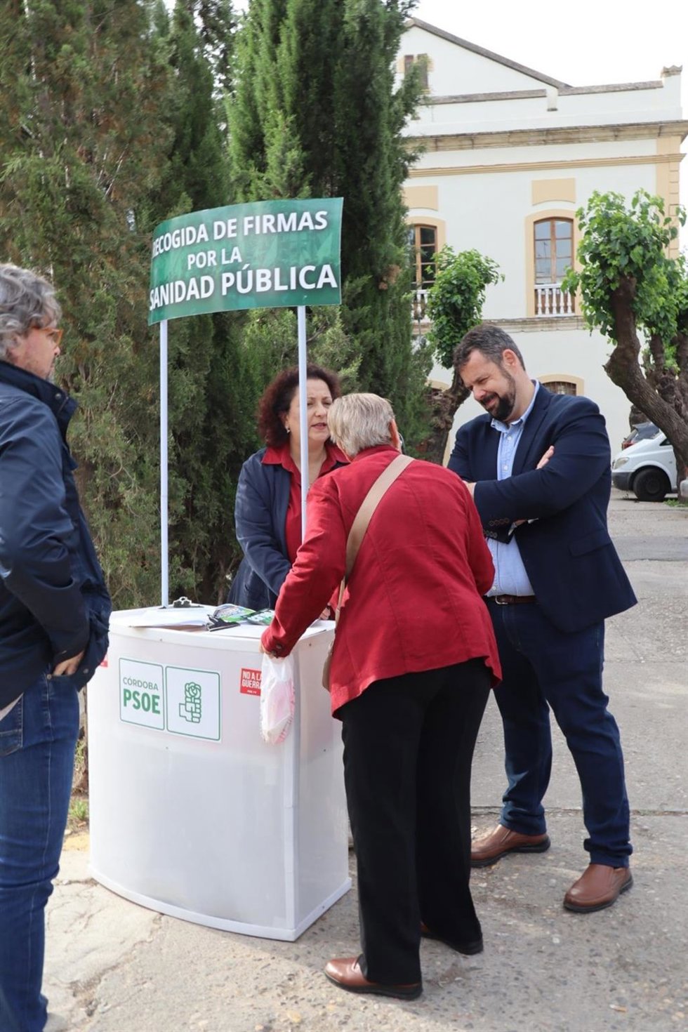 Alicia Moya y Mariano Poyato en una recogida de firmas por la sanidad pública.