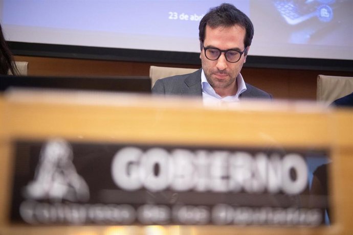 El vicepresidente primero y ministro de Economía, Comercio y Empresa, Carlos Cuerpo, durante la Comisión Mixta para la Unión Europea, a 23 de abril de 2026, en Madrid (España). Cuerpo comparece a petición propia para informar sobre progresos y avances del