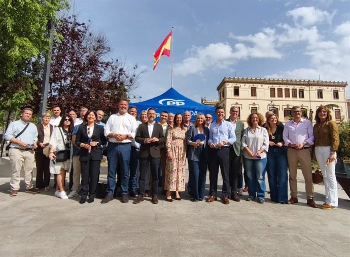 La candidata número uno del PP por Granada, Rocío Díaz, ha asistido junto a la alcaldesa, Marifrán Carazo, a una de las carpas instaladas por el PP durante esta precampaña en los Jardines del Triunfo de la ciudad nazarí.