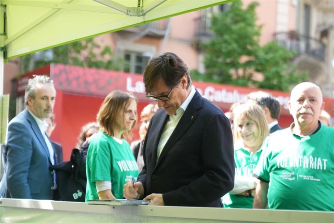 El presidente de la Generalitat, Salvador Illa (c), recorre la Fira de Llibres, a 23 de abril de 2026, en Barcelona, Catalunya (España). Hoy, jueves 23 de abril de 2026, Barcelona celebra la Diada de Sant Jordi, una de las festividades más emblemáticas de