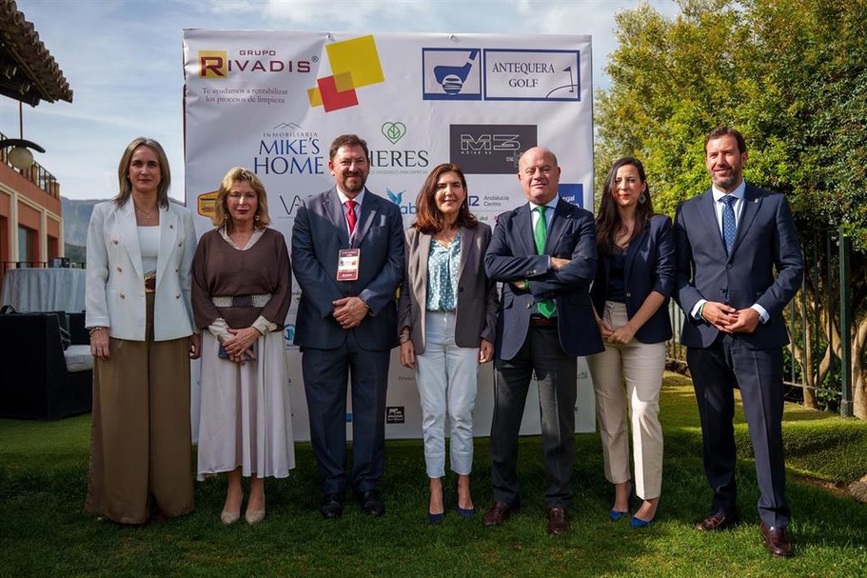La consejera de Empleo, Empresa y Trabajo Autónomo, Rocío Blanco (c), junto al alcalde de Antequera (Málaga), Manuel Barón (3d), posan en una foto tras intervenir en la inauguración de la 'ACEM SUMMIT 2026'.