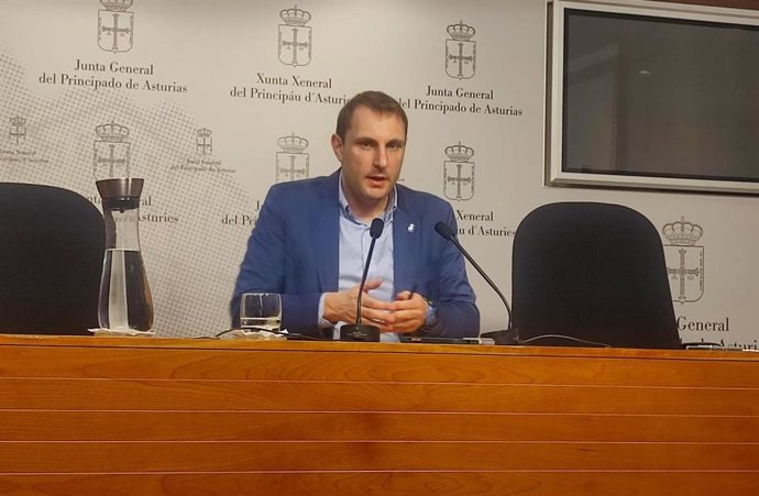 Archivo - El secretario general de Foro Asturias y diputado del Grupo Mixto, Adrián Pumares, en rueda de prensa.