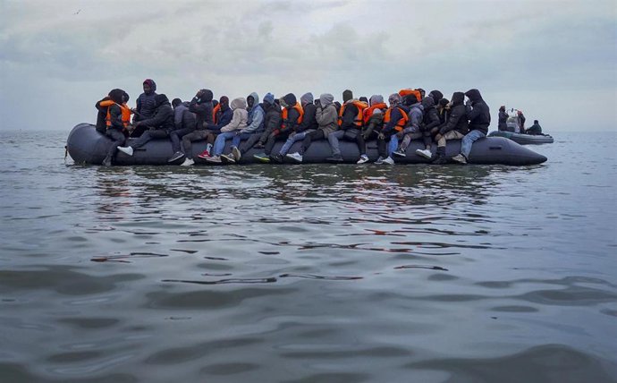 Migrantes a bordo de una embarcación cerca de Dunkerke, en la costa francesa