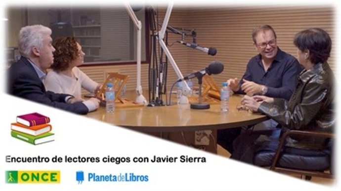 Javier Sierra conoce los libros sonoros de la ONCE y suma su voz a las 87.000 obras a disposición de los lectores ciegos