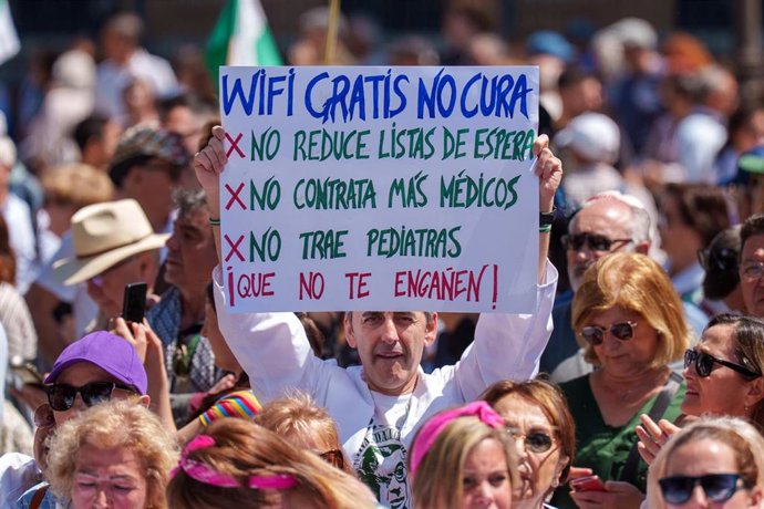 Imagen de una manifestación de las Mareas Blancas en defensa de la sanidad pública, como las que se recogen en el documental 'Salud no responde'.