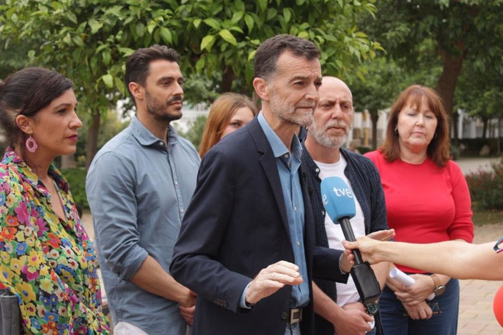 El candidato de Por Andalucía a la presidencia de la Junta, Antonio Maíllo, atiende a los medios.