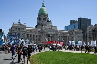 Archivo - Manifestación contra la reforma laboral, frente al Congreso argentino, a 27 de febrero de 2026, en Buenos Aires (Argentina).