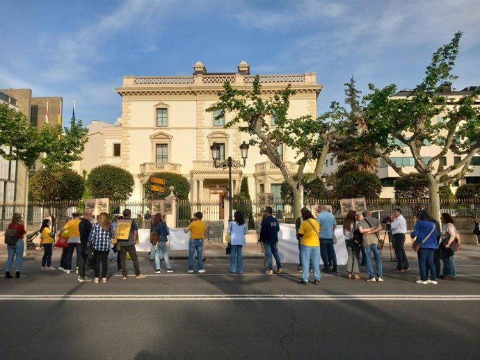 Una concentración exige la "fijeza" de unos 8.000 trabajadores interinos para mejorar los servicios públicos riojanos