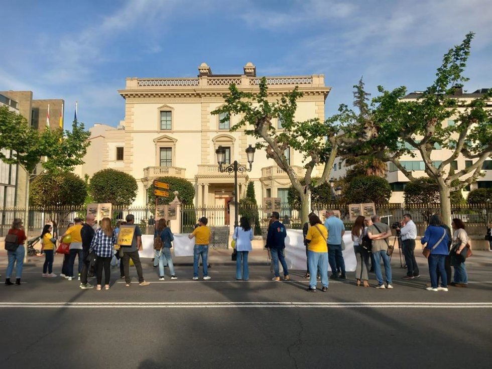 Una concentración exige la "fijeza" de unos 8.000 trabajadores interinos para mejorar los servicios públicos riojanos