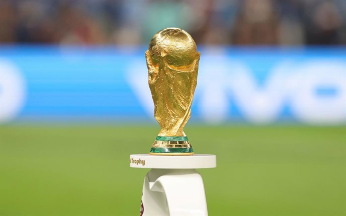 Archivo - The FIFA World Cup trophy during the FIFA World Cup 2022, Final football match between Argentina and France on December 18, 2022 at Lusail Stadium in Al Daayen, Qatar - Photo Sebastian El-Saqqa / firo Sportphoto / DPPI
