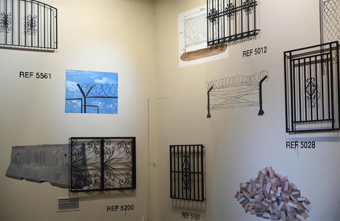 Instalación Catálogo de vallas, de Escif.