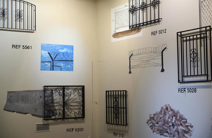 Instalación Catálogo de vallas, de Escif.