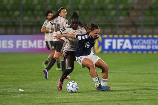 Futbol, Chile vs Argentina Fecha 5, Conmebol Liga de Naciones Femenina, 2026 El jugador de Chile, Mary Valencia, izquierda, disputa el balon contra Maria Bonsegundo  de Argentina durante el partido de Liga de Naciones Femenina, disputado en el Estadio