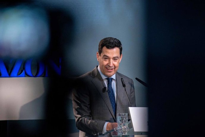 El presidente de la Junta de Andalucía, Juanma Moreno, en un foro periodístico. ARCHIVO.