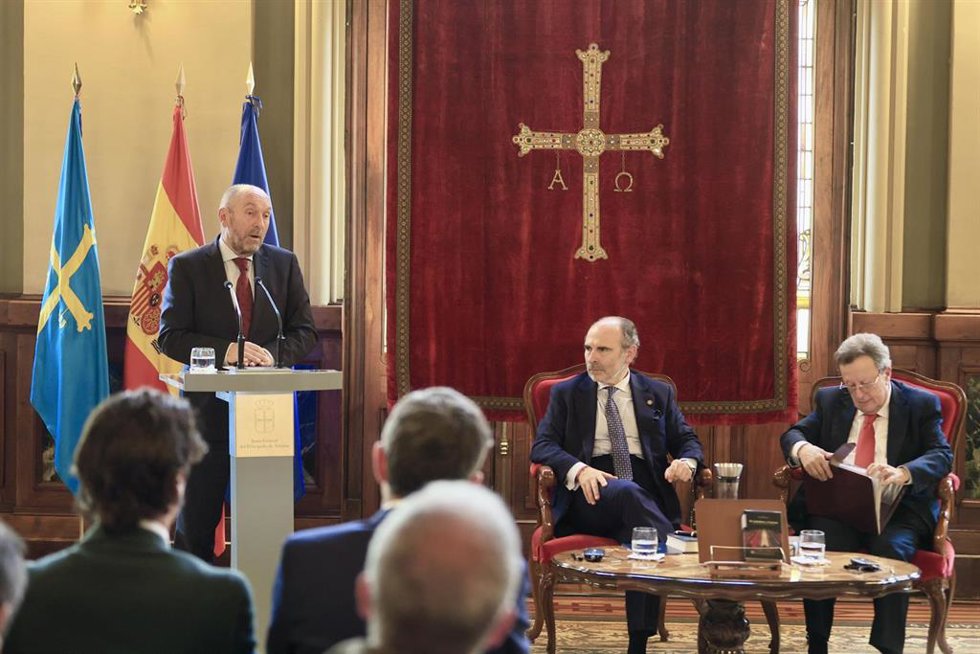 El presidente de la Junta General del Principado de Asturias, Juan Cofiño, interviniendo en la presentación del libro 'El ciudadano y el jurista. La tensión entre democracia y derecho' de Ramón Punset.