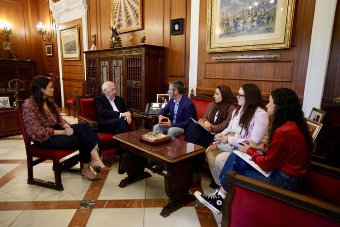 El presidente de la Ciudad Autónoma de Melilla, Juan José Imbroda (PP), junto a responsables del Banco de Alimentos en Melilla.