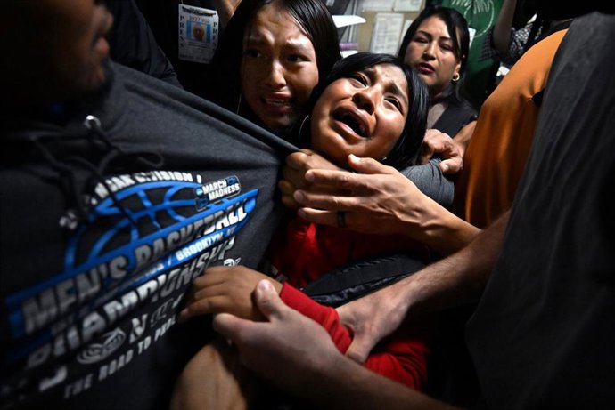 Archivo - 26 August 2025, US, New York: A family weeps after their loved one, a migrant from Ecuador, is detained by ICE after his immigration court hearing at the Jacob Javits Federal Building in New York. Photo: Carol Guzy/ZUMA Press Wire/dpa