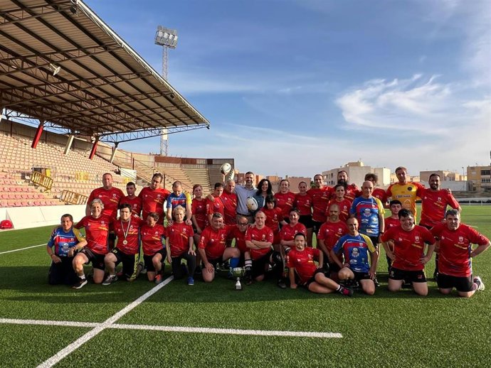 El consejero de Agricultura, Pesca, Agua y Desarrollo Rural, Ramón Fernández Pacheco, y la alcaldesa de Almería, María del Mar Vázquez, junto a los integrantes del equipo Unión Rugby Almería Clan Mixed Ability (URA Clan).