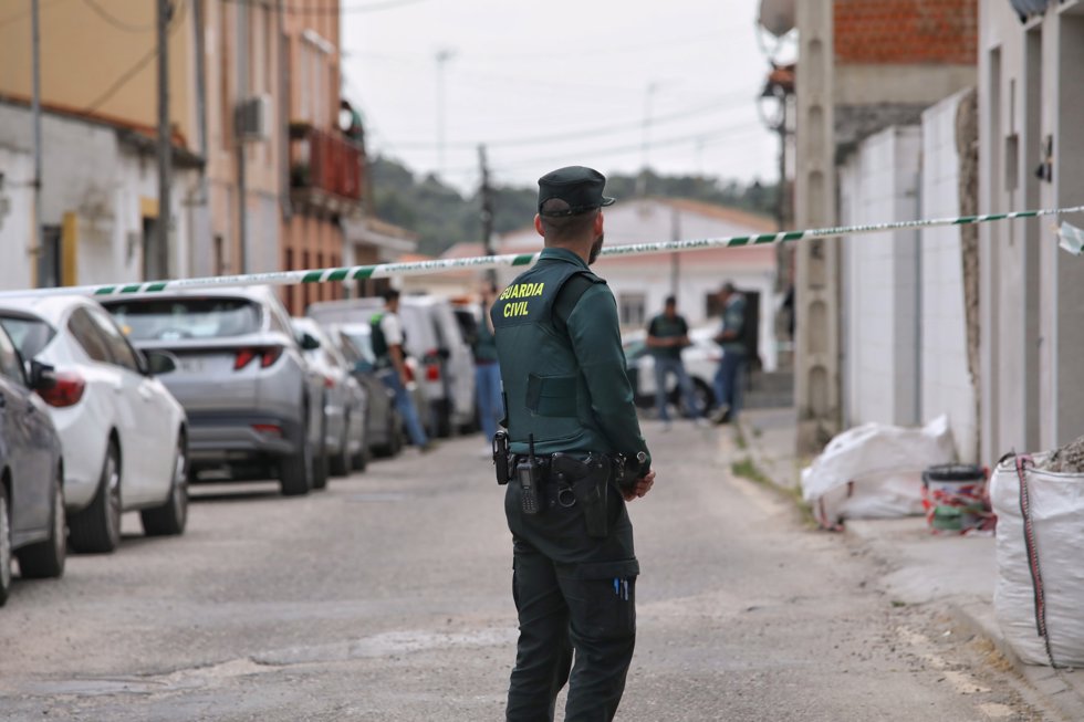 Agente de la Guardia Civil en la calle de la localidad toledana de Seseña donde se habría producido el asesinato machista.
