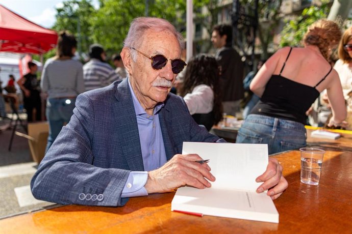 El escritor Eduardo Mendoza firma ejemplares de sus libros en la Fira de Llibres de Sant Jordi, a 23 de abril de 2026, en Barcelona