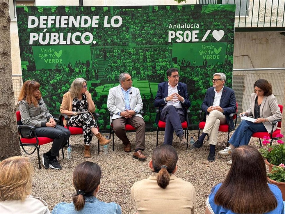 El secretario general del PSOE de Madrid, Óscar López, en un acto en Álora, junto al secretario provincial del PSOE y candidato socialista por Málaga a las elecciones andaluzas, Josele Aguilar; el alcalde.