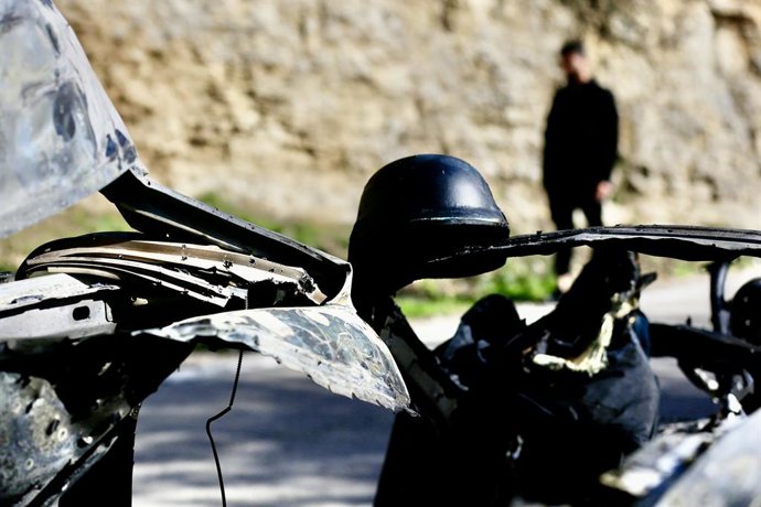 JEZZINE, 29 de março de 2026  -- Esta foto, tirada em 28 de março de 2026, mostra um carro destruído em um ataque aéreo israelense em Jezzine, no sul do Líbano. Israel matou três jornalistas em um ataque aéreo contra um carro que transportava quatro pesso