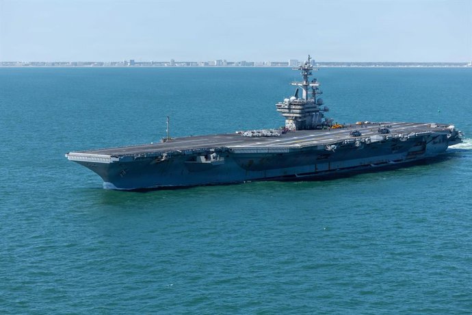 1º de abril de 2026, Norfolk, Virgínia, Estados Unidos: O porta-aviões da classe Nimitz da Marinha dos EUA, USS George H.W. Bush, parte da Base Naval de Norfolk para uma missão programada, em 31 de março de 2026, na costa de Norfolk, Virgínia, EUA.