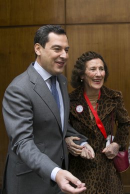 Archivo - El presidente de la Junta de Andalucía, Juanma Moreno (i), junto a la presidenta de Andex, María Luisa Guardiola (d). Imagen de archivo. 