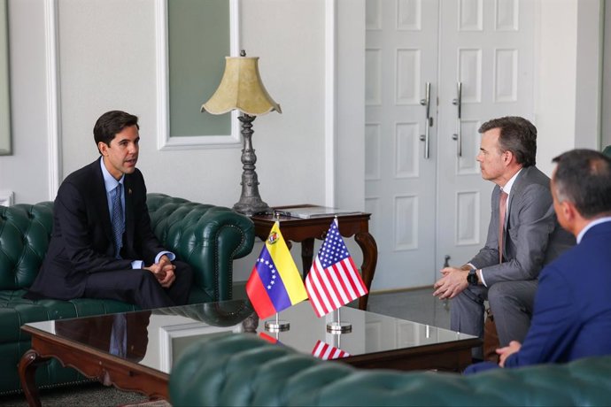 O vice-ministro das Relações Exteriores da Venezuela, Oliver Blanco, ao lado do encarregado de negócios dos Estados Unidos, John Barrett