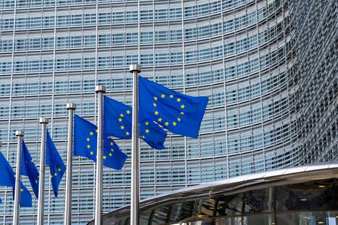Várias bandeiras europeias vistas no edifício Berlaymont, sede da Comissão Europeia em Bruxelas, na sexta-feira, 17 de abril de 2026.