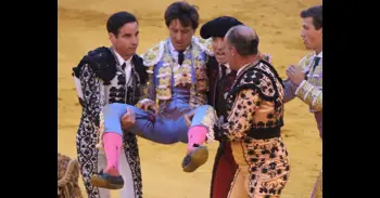 Tana Rivera vive su primer susto como pareja de Roca Rey, su grave cogida en La Maestranza