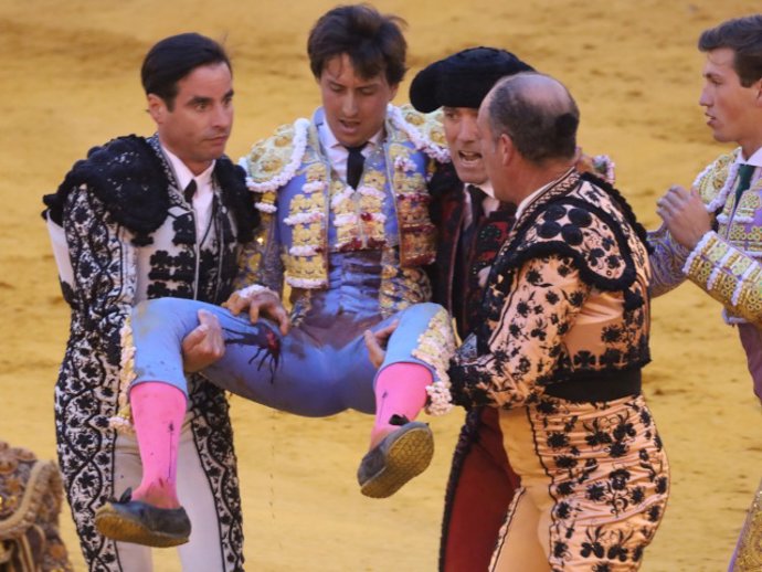 Roca Rey sufre una grave cogida en La Maestranza de Sevilla ante la mirada de su pareja, Tana Rivera