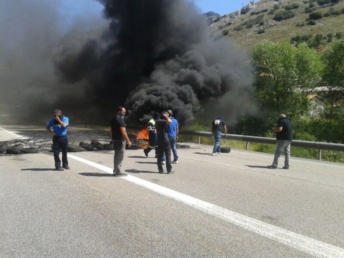 Archivo - Imagen de archivo de una barricada, mineros, minería.