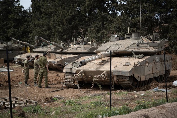 Archivo - JERUSALEM, March 13, 2026  -- Israeli troops stage at a staging area in northern Israel near the border with Lebanon, March 13, 2026. The Israeli army said Friday in a statement that it has begun a broad reinforcement of troops along the norther