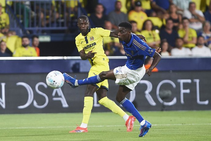 Archivo - Arquivo - 15 de agosto de 2025, Villarreal, Espanha: Nicolas Pépé (FC Villarreal) durante a partida da LaLiga entre o Villarreal CF e o Real Oviedo no estádio La Cerámica, em 15 de agosto de 2025, em Villarreal, Espanha.