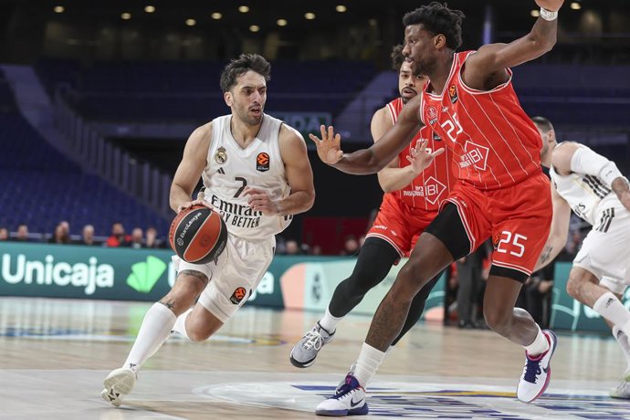 Facundo Campazzo, do Real Madrid, e Dan Oturu, do Hapoel IBI Tel Aviv, em ação durante a partida da EuroLiga da Turkish Airlines entre o Real Madrid e o Hapoel IBI Tel Aviv na Movistar Arena, em 24 de março de 2026, em Madri, Espanha.