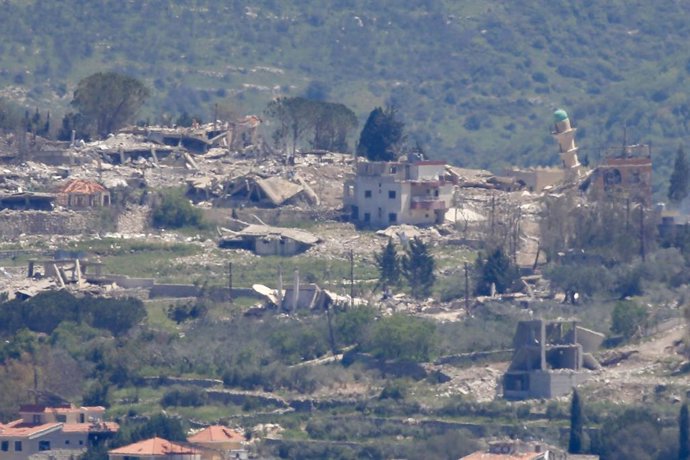 BEIRUTE, 22 de abril de 2026  -- Foto tirada em Yater em 22 de abril de 2026 mostra casas destruídas na aldeia de Beit Lif, perto da fronteira sul do Líbano.