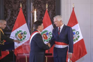 El nuevo ministro de Exteriores de Perú, Carlos Pareja Ríos, jura su cargo en presencia del presidente peruano, José María Balcázar, en el Palacio de Gobierno