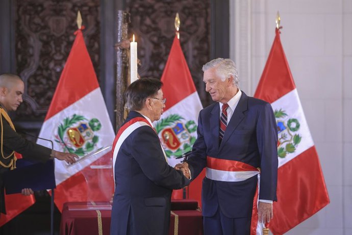 El nuevo ministro de Exteriores de Perú, Carlos Pareja Ríos, jura su cargo en presencia del presidente peruano, José María Balcázar, en el Palacio de Gobierno