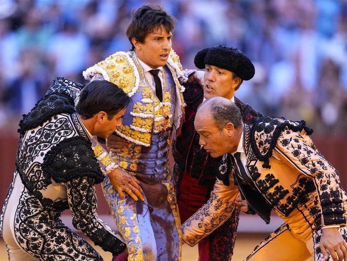 El torero Roca Rey es cogido por el quinto todo de la tarde este jueves en La Maestranza de Sevilla