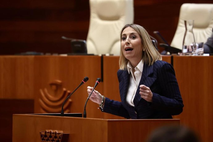 La candidata a la presidencia de la Junta de Extremadura, María Guardiola, durante el debate de investidura 